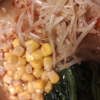 もやしとコーンとほうれん草入り野菜ラーメン